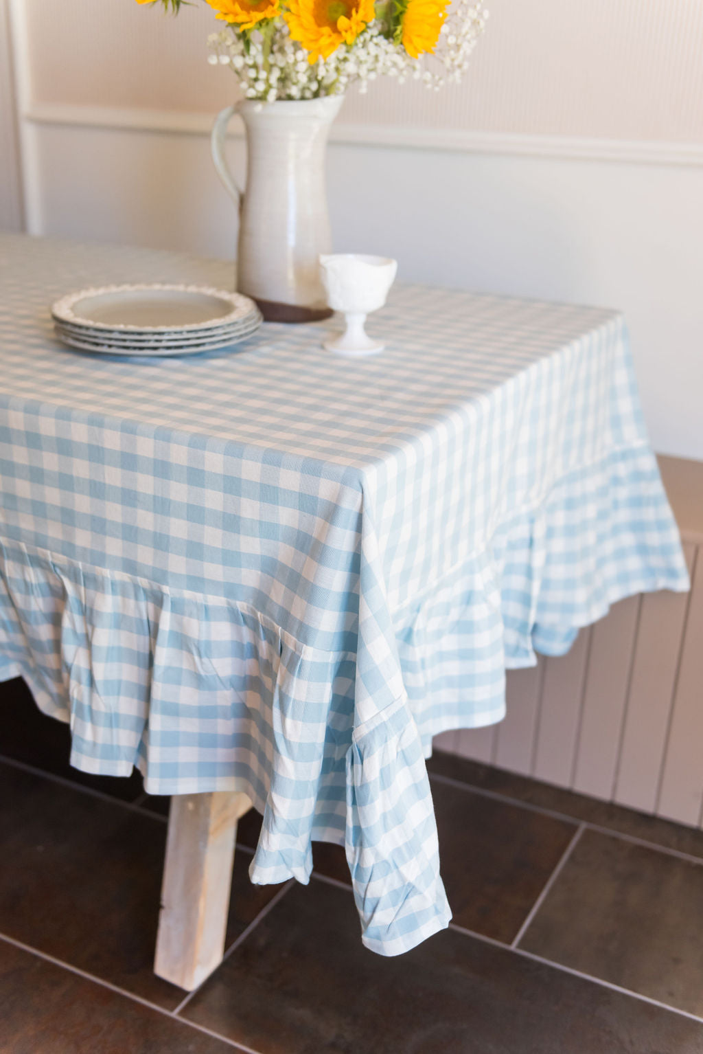 Blaue Gingham-Tischdecke mit Rüschen