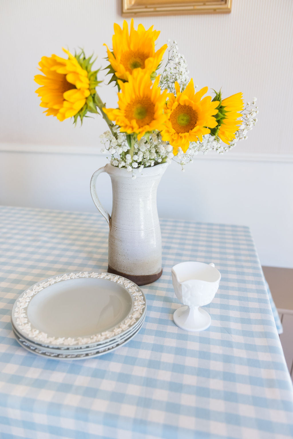 Blaue Gingham-Tischdecke mit Rüschen