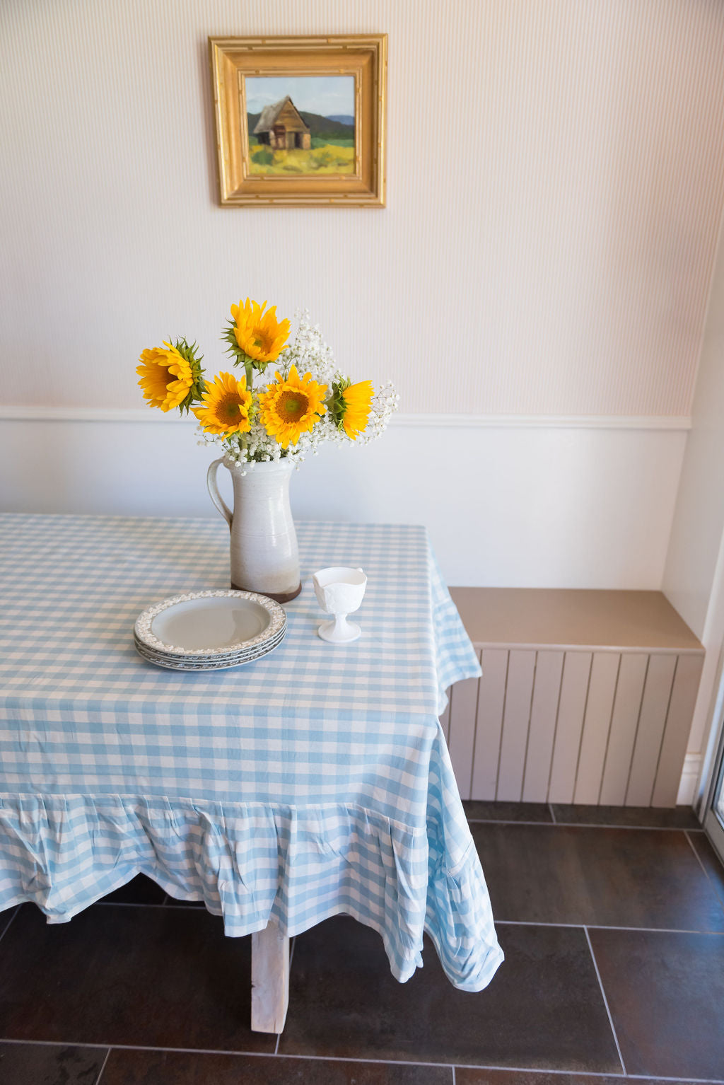 Blaue Gingham-Tischdecke mit Rüschen