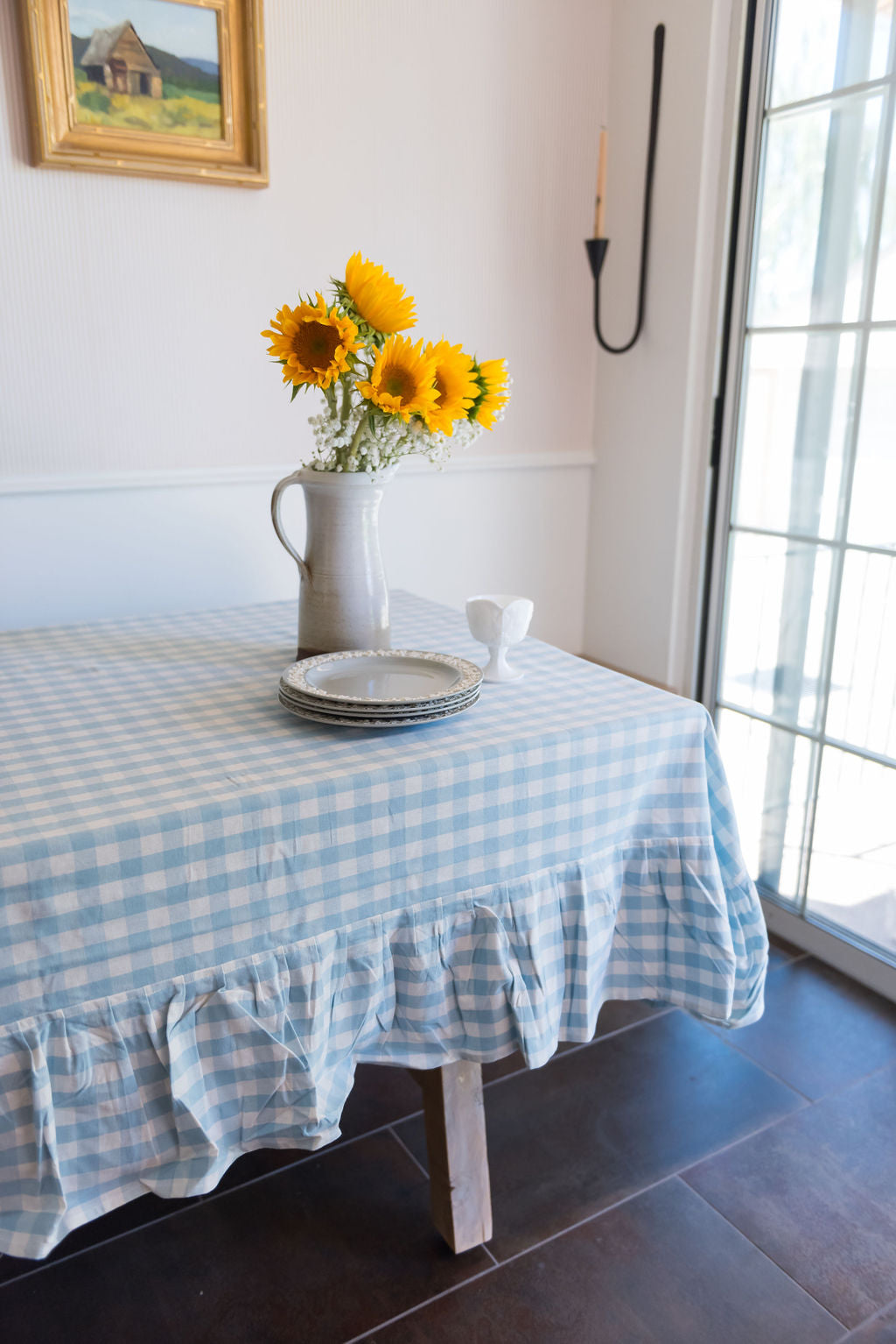 Blaue Gingham-Tischdecke mit Rüschen