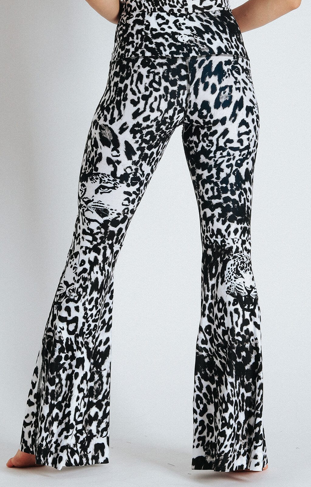 Pantalones acampanados con estampado de leopardo fantasma