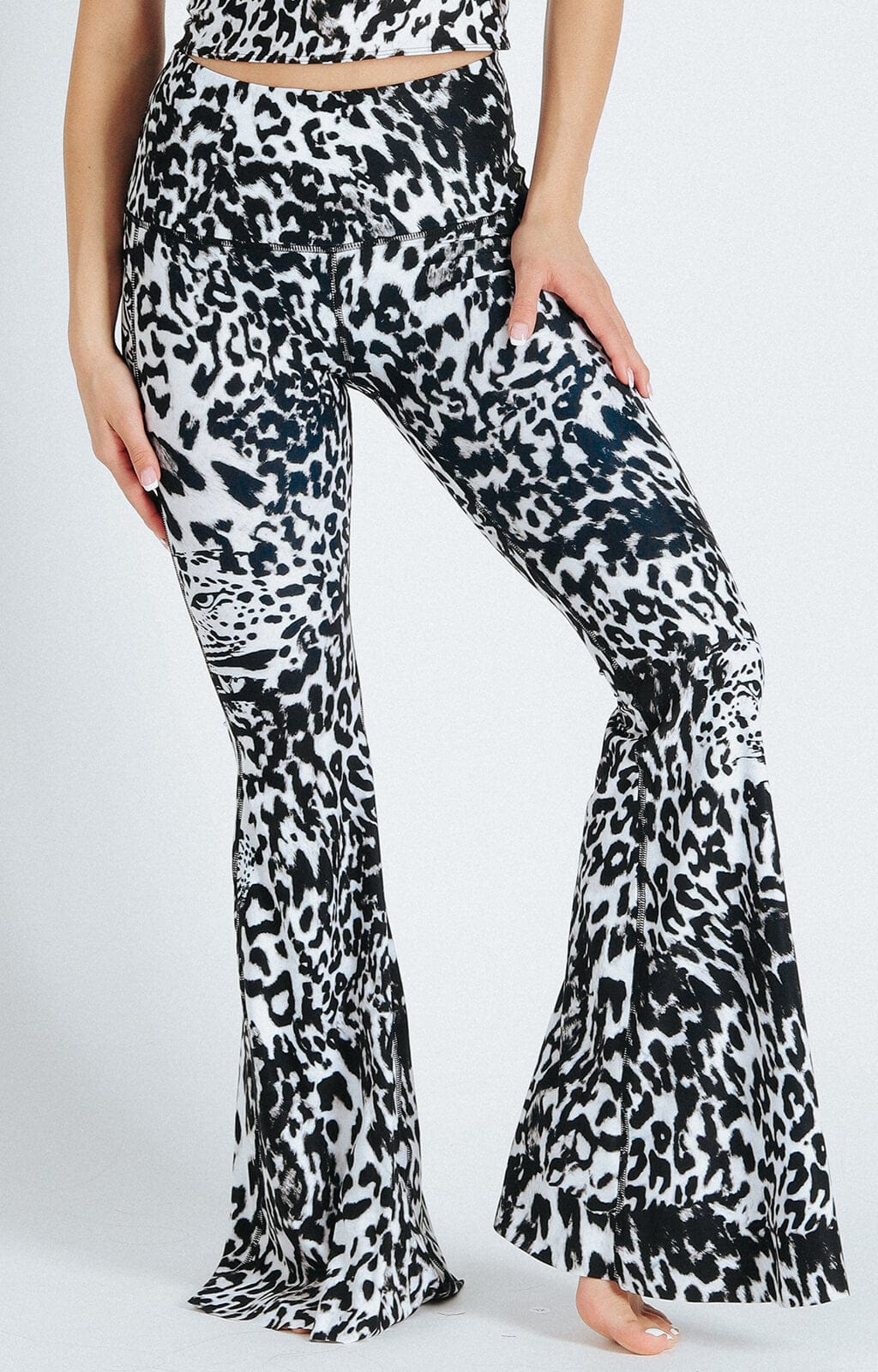 Pantalones acampanados con estampado de leopardo fantasma