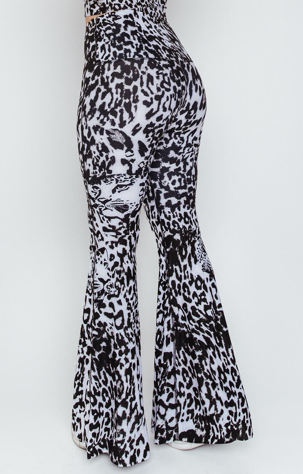 Pantalones acampanados con estampado de leopardo fantasma