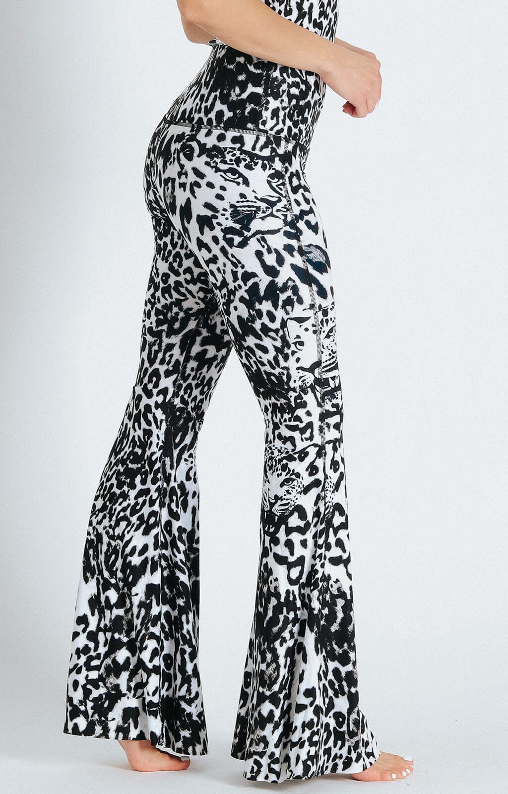 Pantalones acampanados con estampado de leopardo fantasma