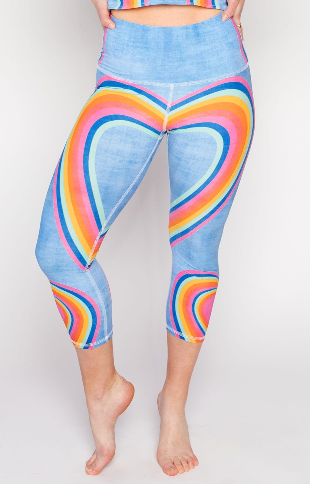 Pantalones de yoga estampados con el mensaje "Amor arcoíris"