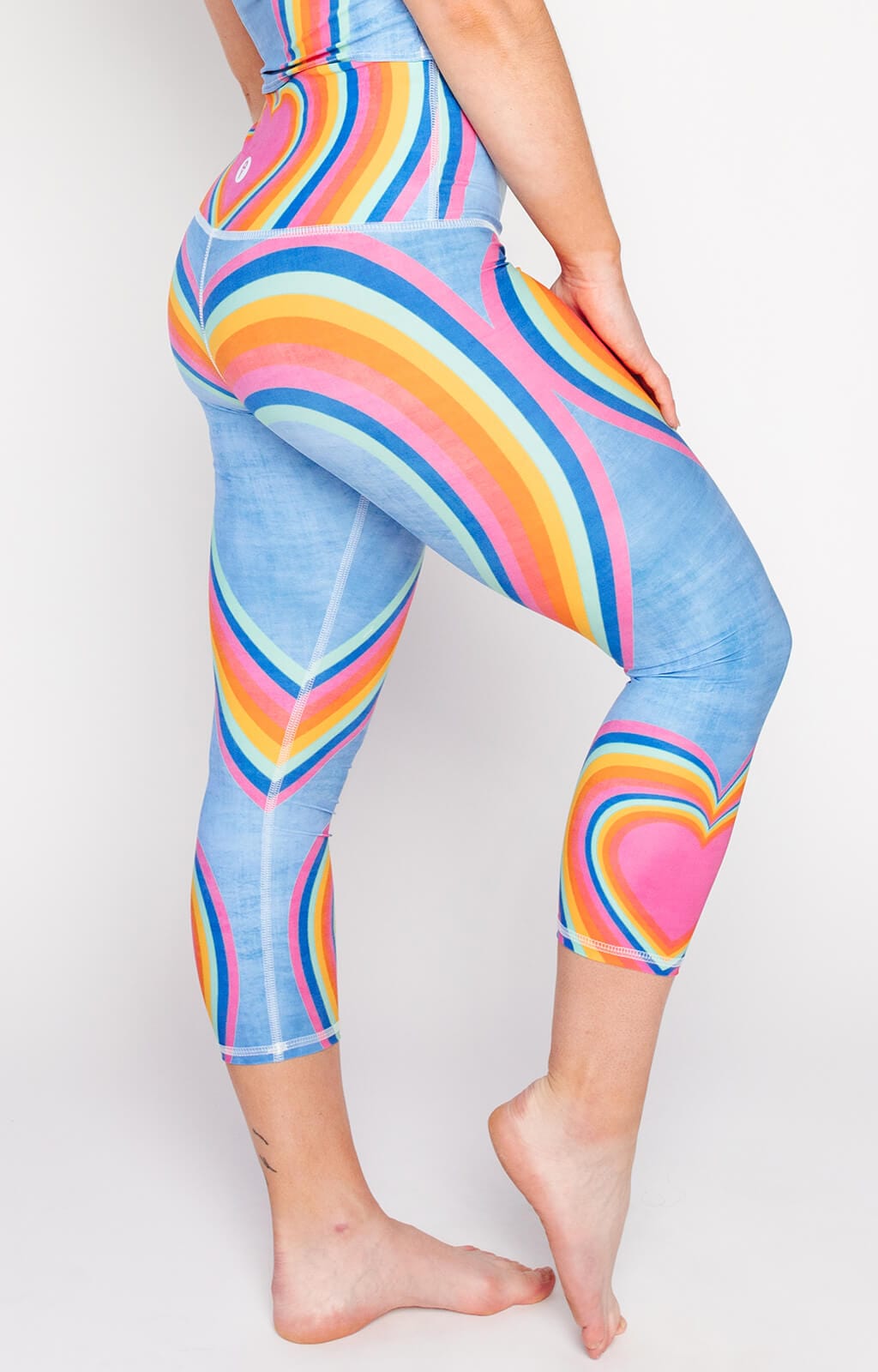 Yoga-Shorts mit „Rainbow Love“-Print