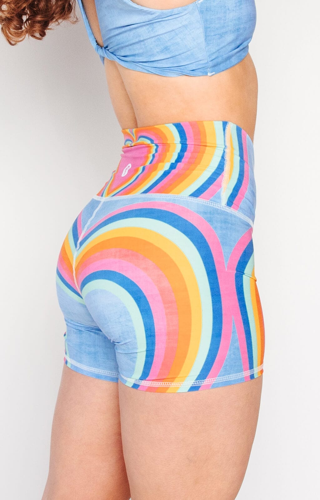 Bewegungsshorts in „Rainbow Love“