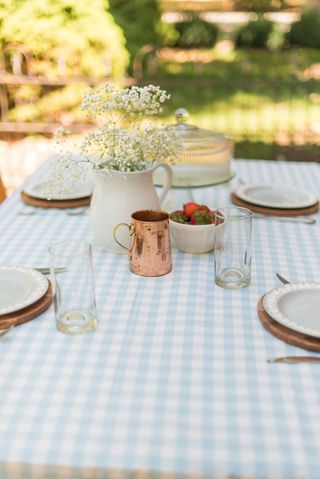 Blaue Gingham-Tischdecke mit Rüschen