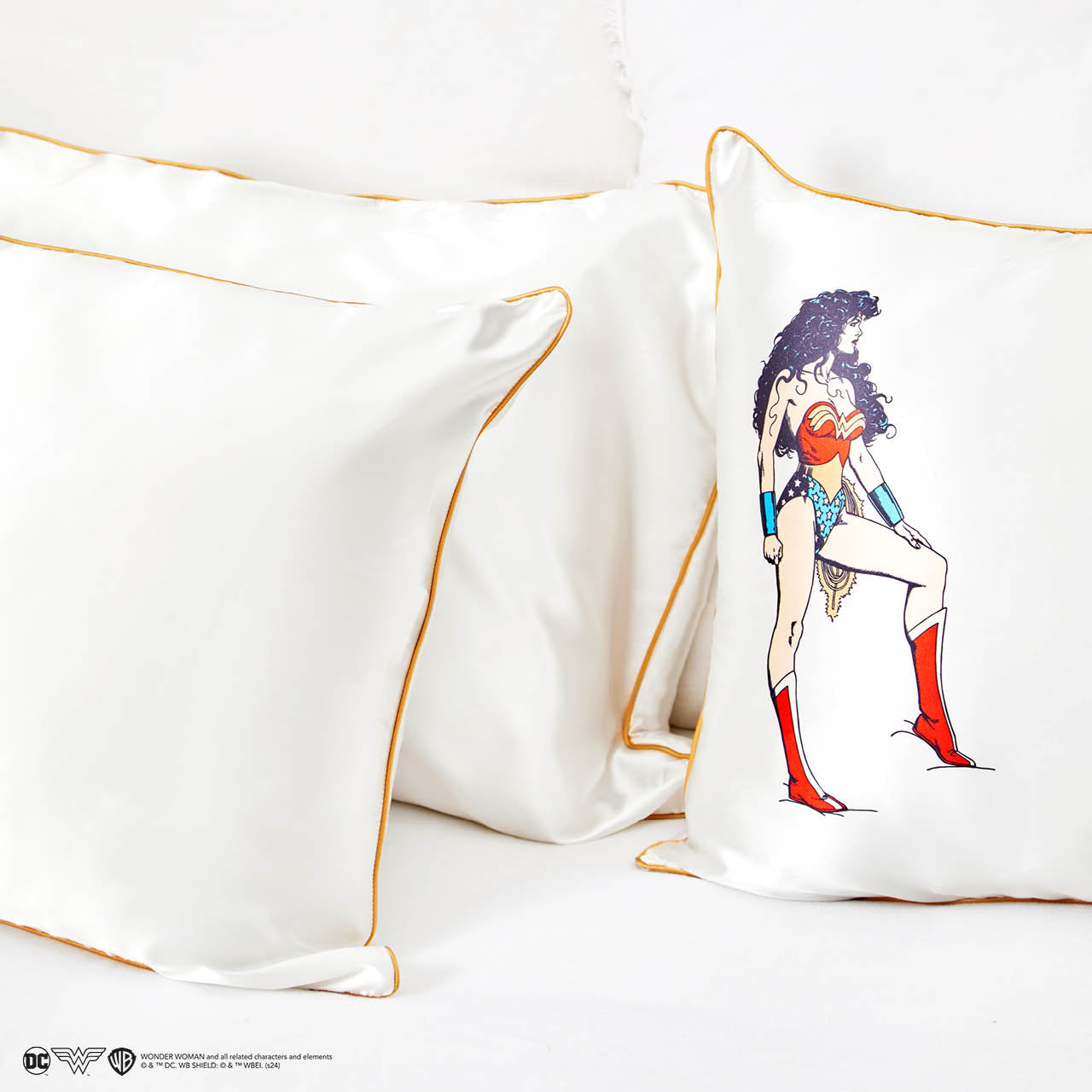 Funda de almohada de satén Kitsch x Wonder Woman - Believe In Wonder