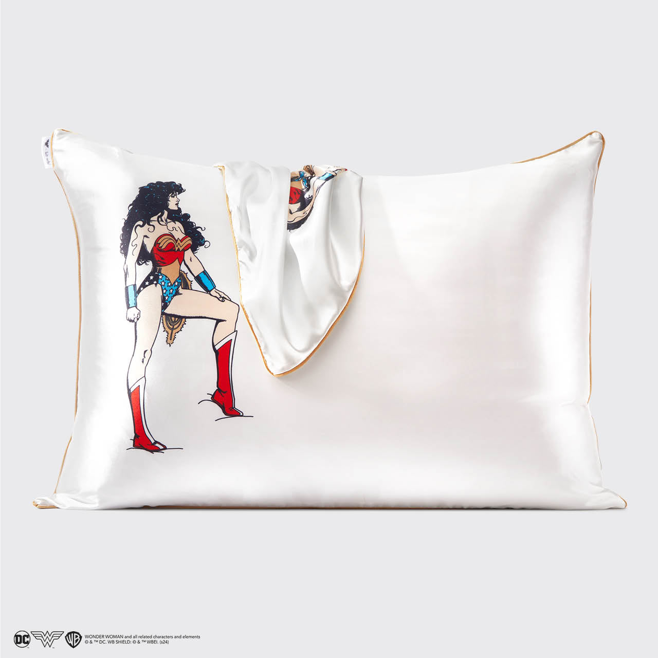 Funda de almohada de satén Kitsch x Wonder Woman - Believe In Wonder