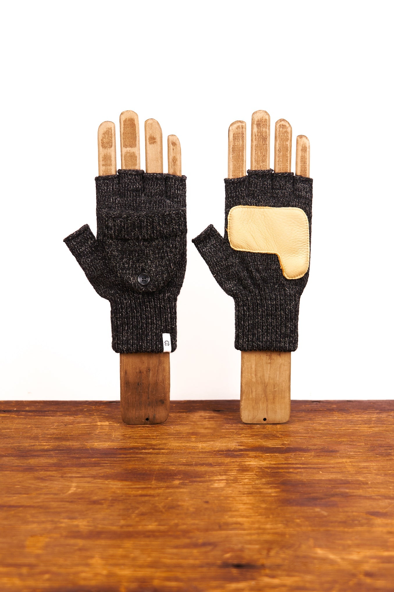 Guantes convertibles sin dedos 'Glomitt' de color negro jaspeado con piel de ciervo natural