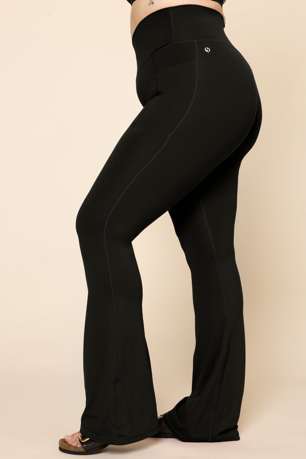 Leggings acampanados con bolsillos Supersculpt™ - Negro