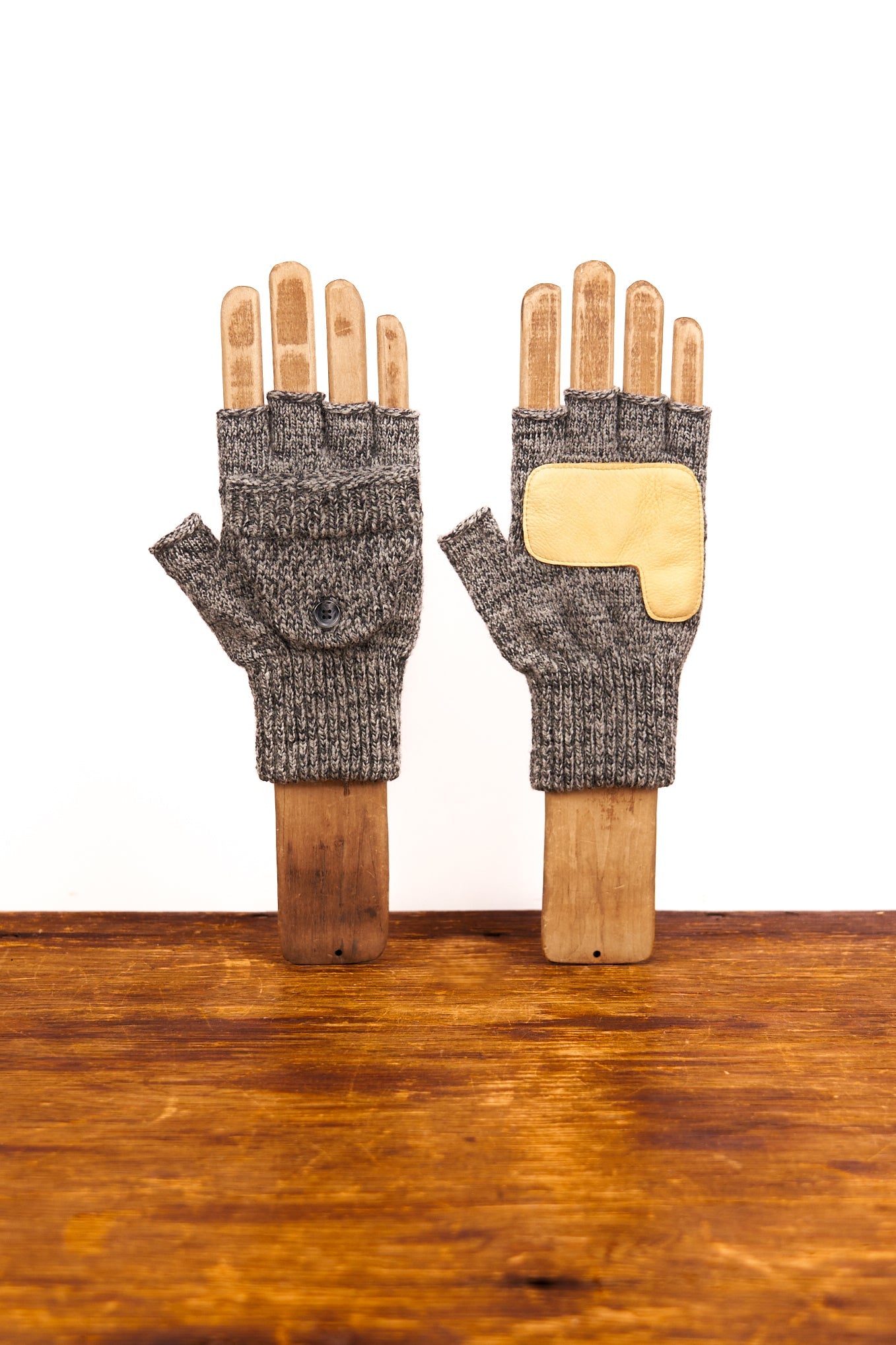 Guantes convertibles sin dedos 'Glomitt' en color carbón jaspeado con piel de ciervo natural