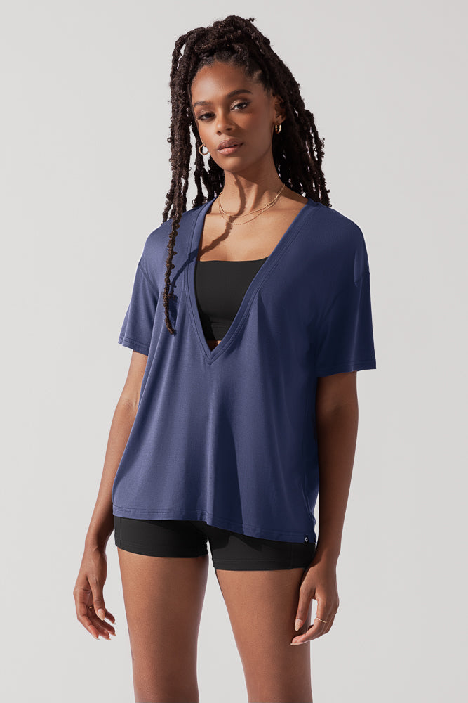 Camiseta Daring Deep V - Azul marino oscuro