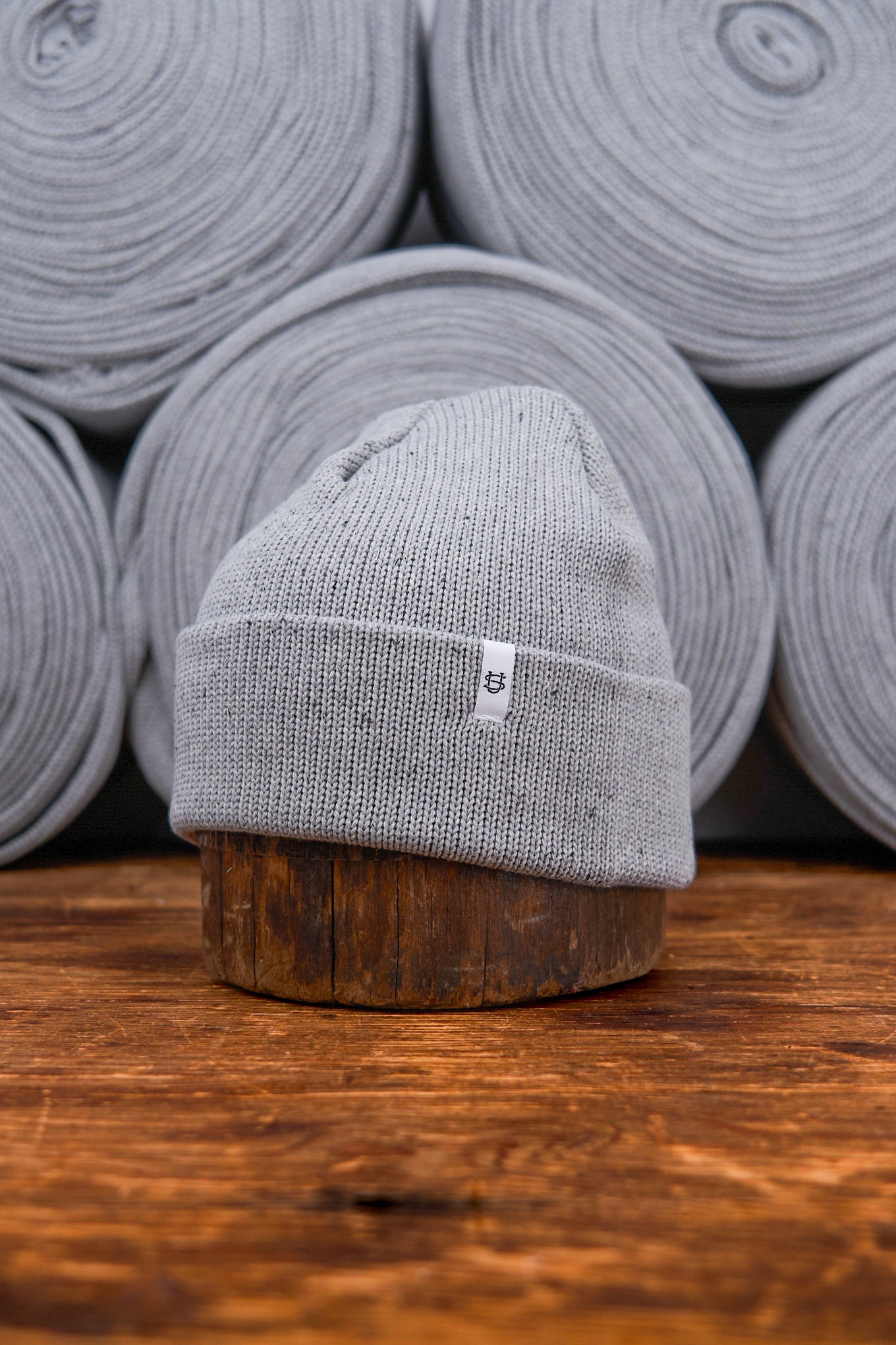 Grau gefleckte Easy Fit Beanie aus feiner Upcycling-Baumwolle - S/M und L/XL