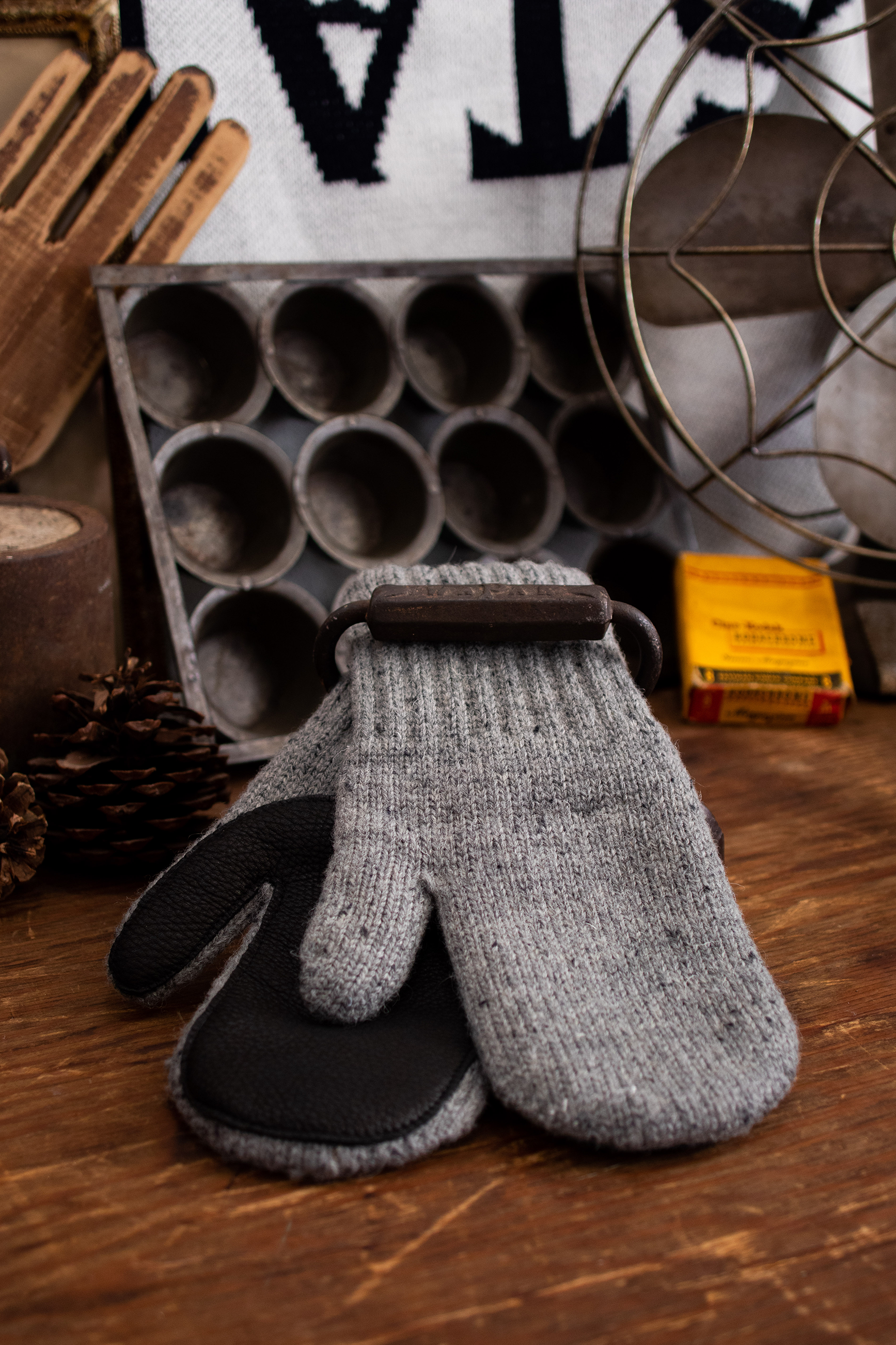 Grey Tweed Ragg Wool Mitten with Black Deerskin