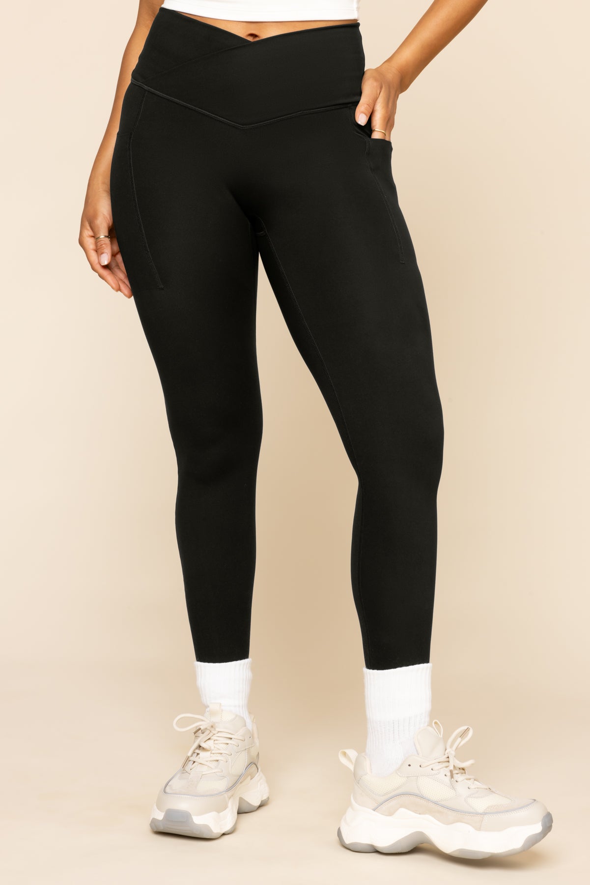 Leggings con bolsillos Crisscross Hourglass® - Negro