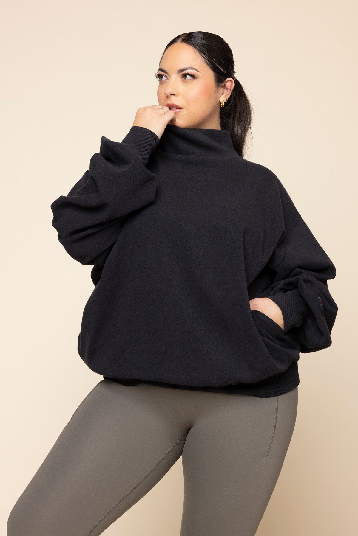 Ooey Gooey – Sweatshirt mit Stehkragen und Taschen – Schwarz