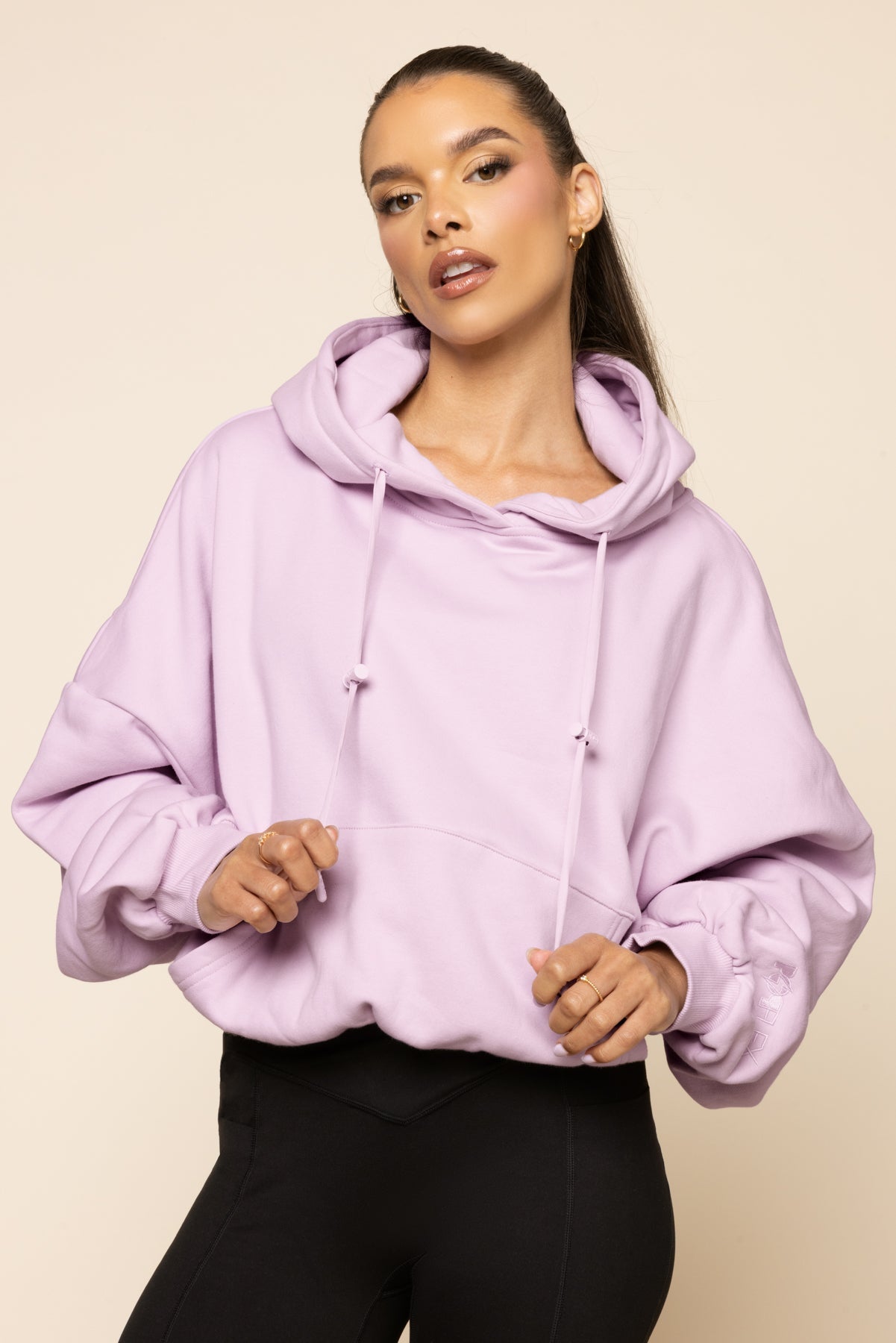 Sudadera con capucha y diseño de nubes en color rosa y lila