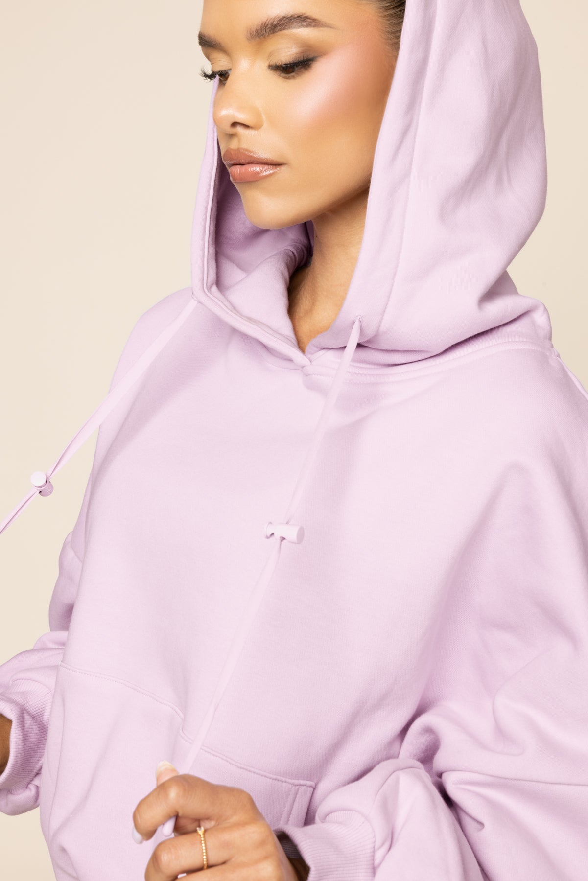 Sudadera con capucha y diseño de nubes en color rosa y lila