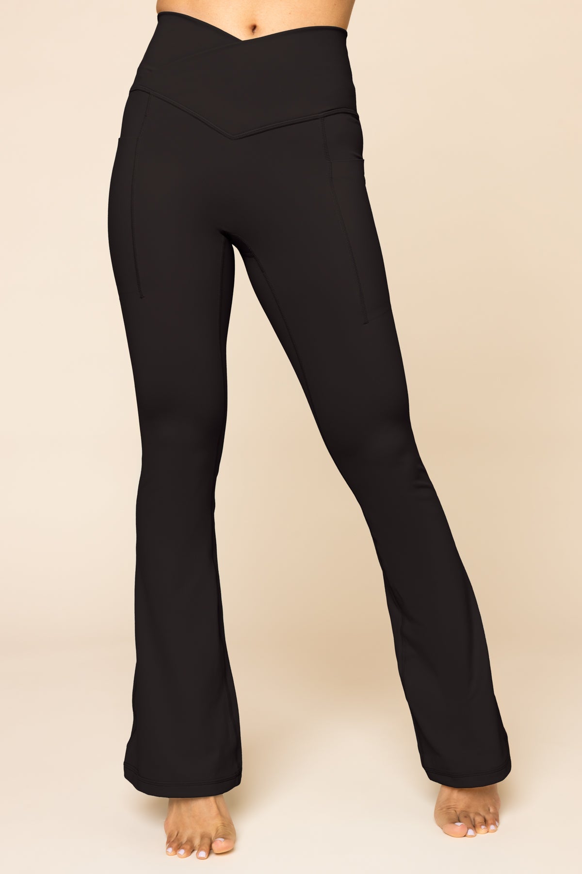 Leggings acampanados con bolsillos Crisscross Hourglass® - Negro