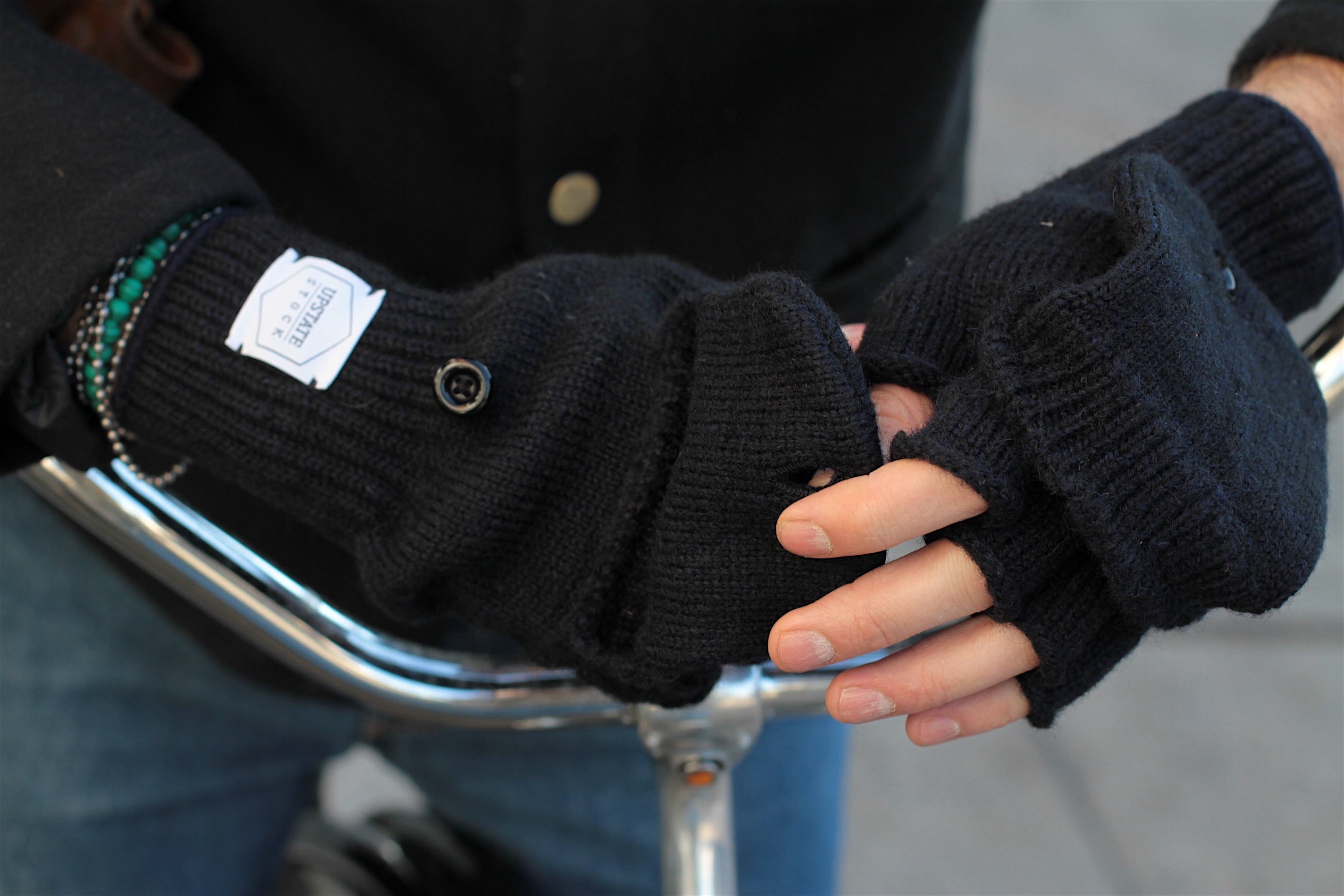 Guantes sin dedos convertibles en azul marino jaspeado 'Glomitt' con piel de ciervo negra