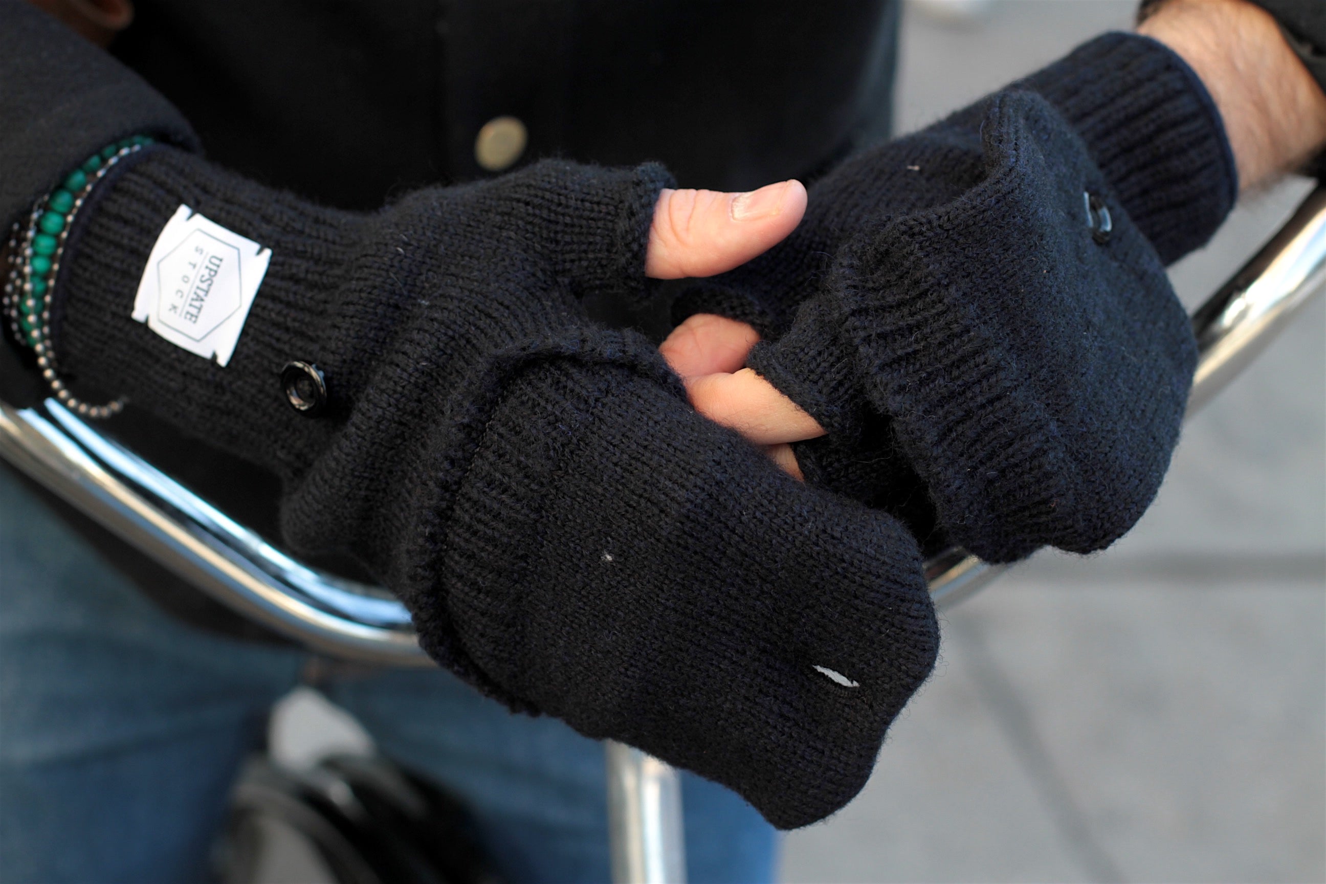 Guantes sin dedos convertibles en azul marino jaspeado 'Glomitt' con piel de ciervo negra