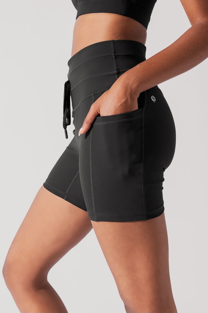 POPFLEX®Cargo Midi Short with Pockets - Black - M.S Skincare