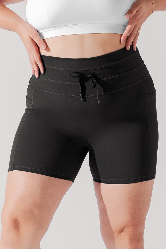 POPFLEX®Cargo Midi Short with Pockets - Black - M.S Skincare