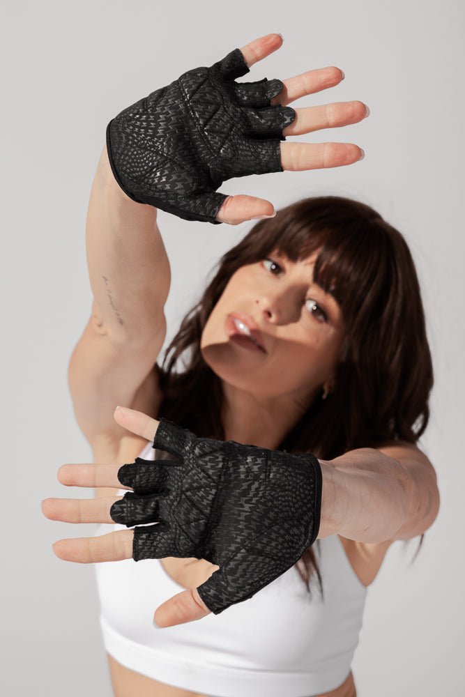 POPFLEX®Luxe Mesh Training Gloves - Black Dot - M.S Skincare