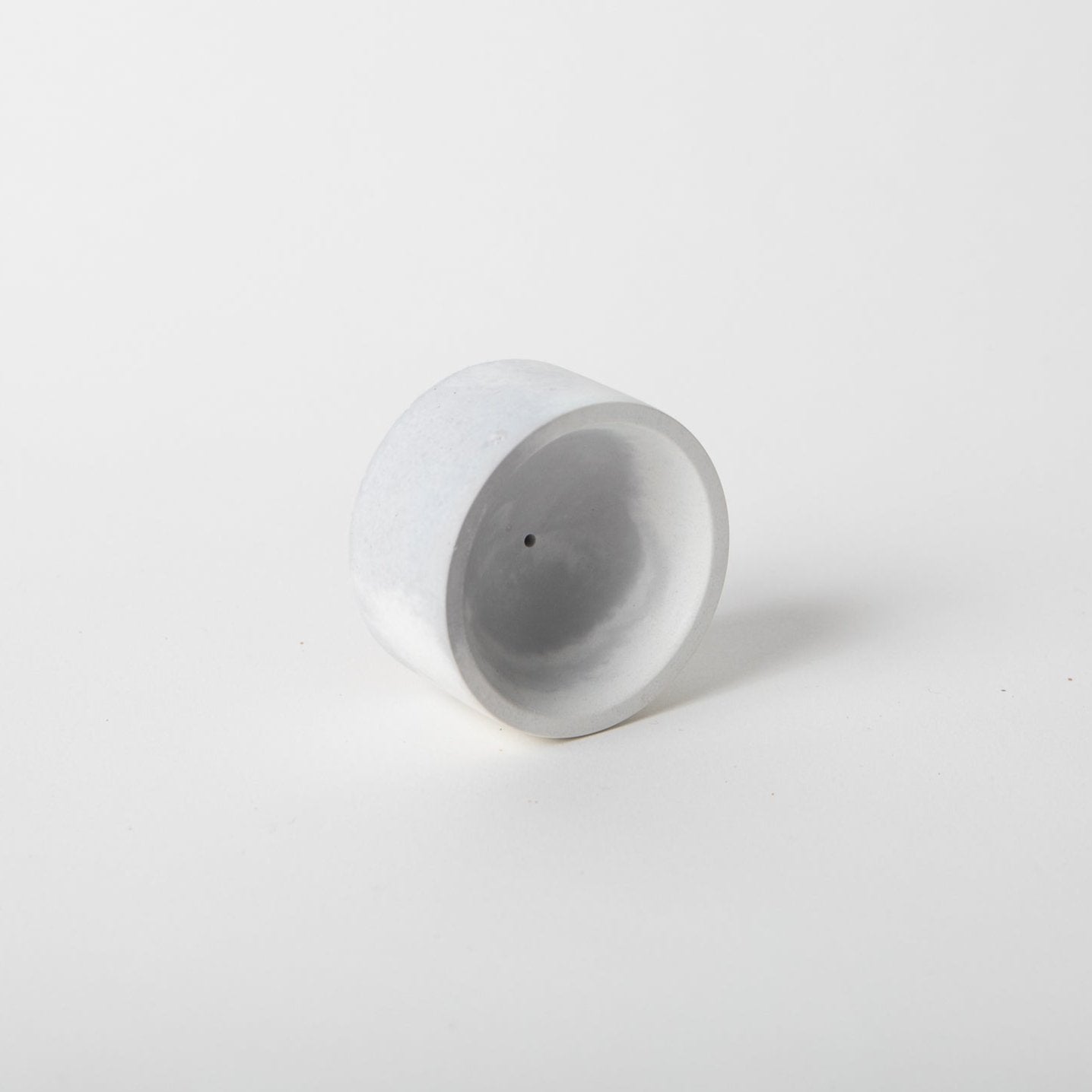 Pretti.Cool Round Incense Holder | Grey & White