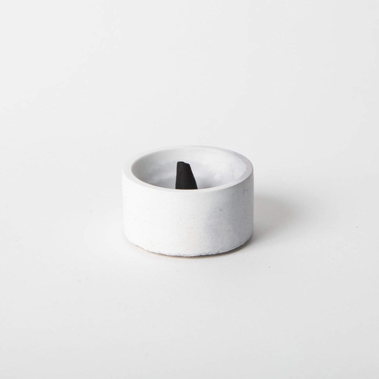 Pretti.Cool Round Incense Holder | Grey & White