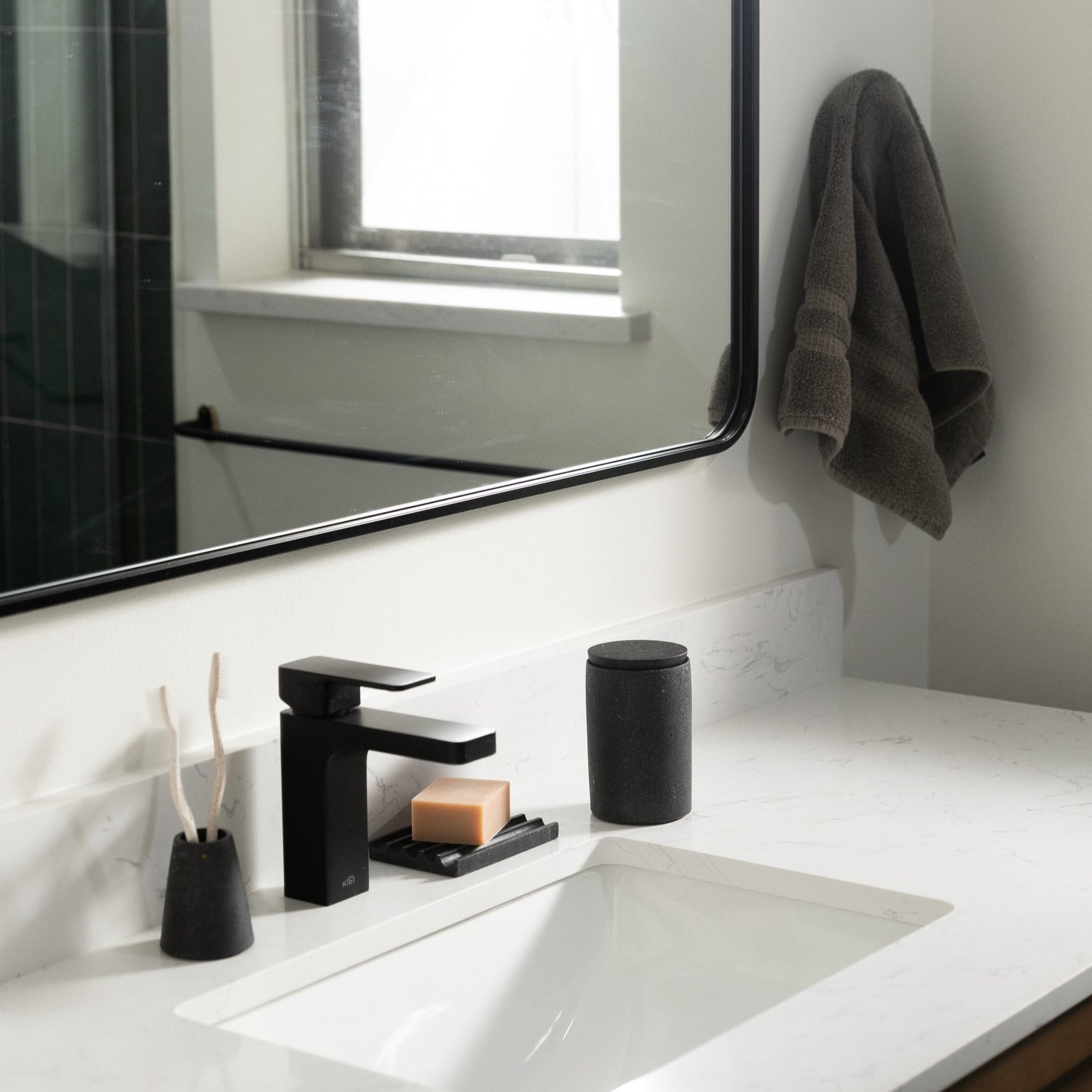 Pretti.CoolToothbrush Holder | Black Terrazzo - M.S Skincare